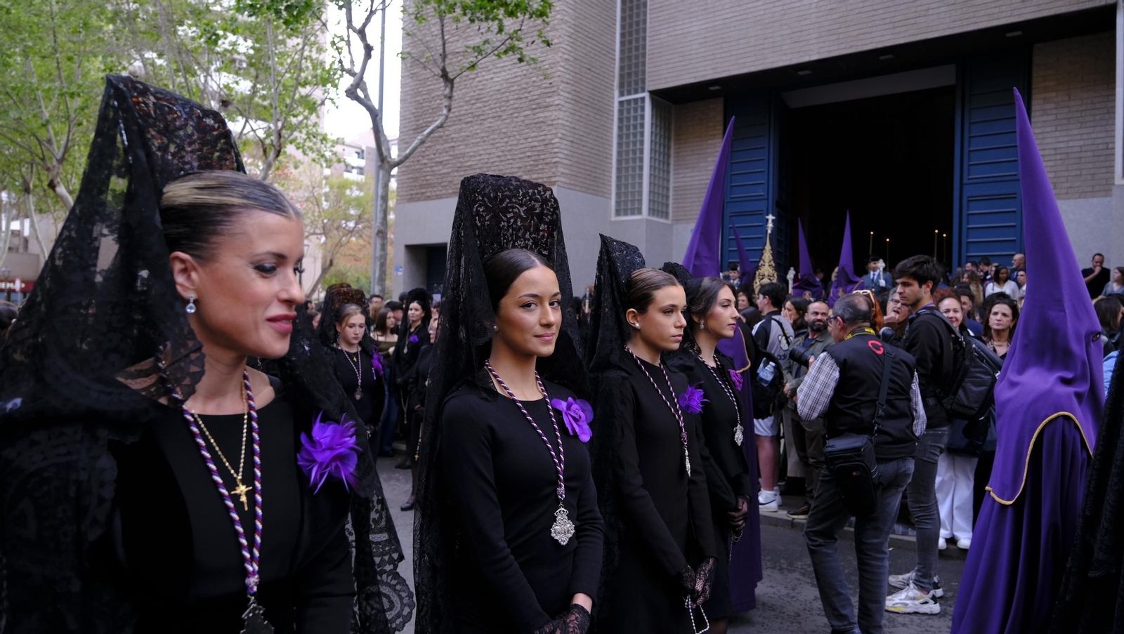 Pasión vuelve a su Iglesia de Santa Teresa azotada por la lluvia