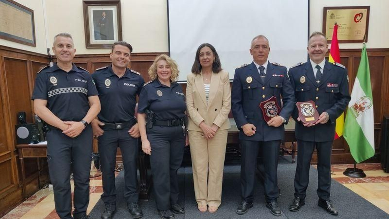 Mandos de Policía Local y la delegada de la AEAT con los agentes condecorados