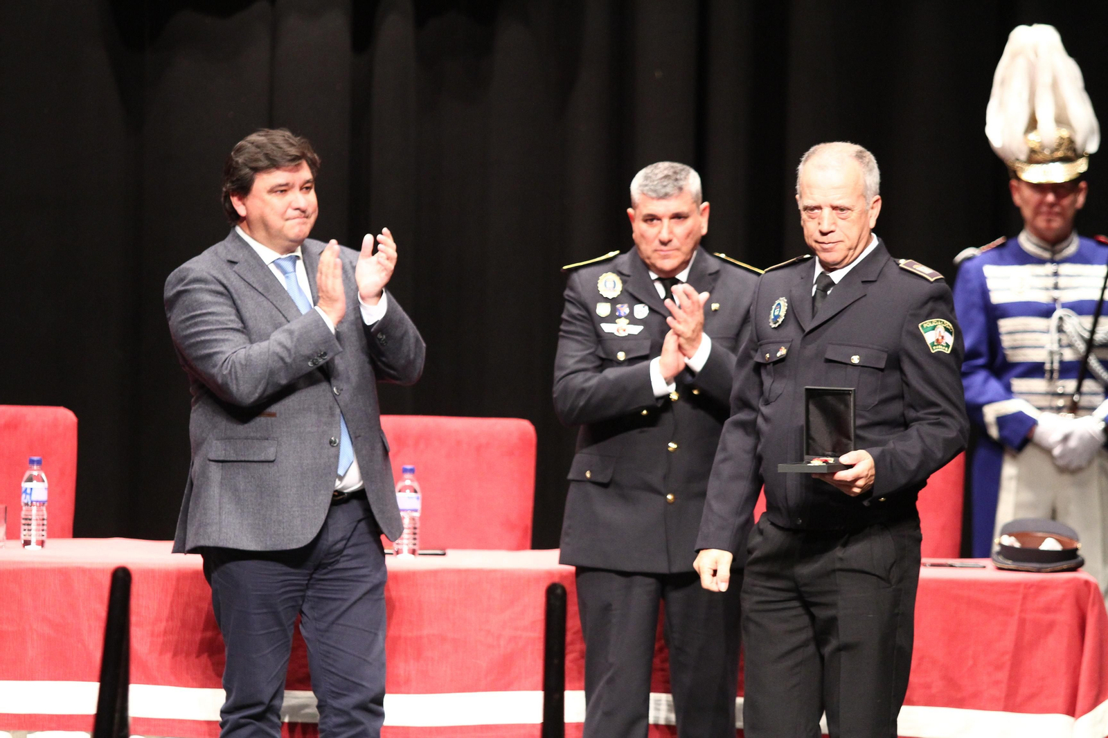 La policía Local entrega las medallas en el día de su patrón
