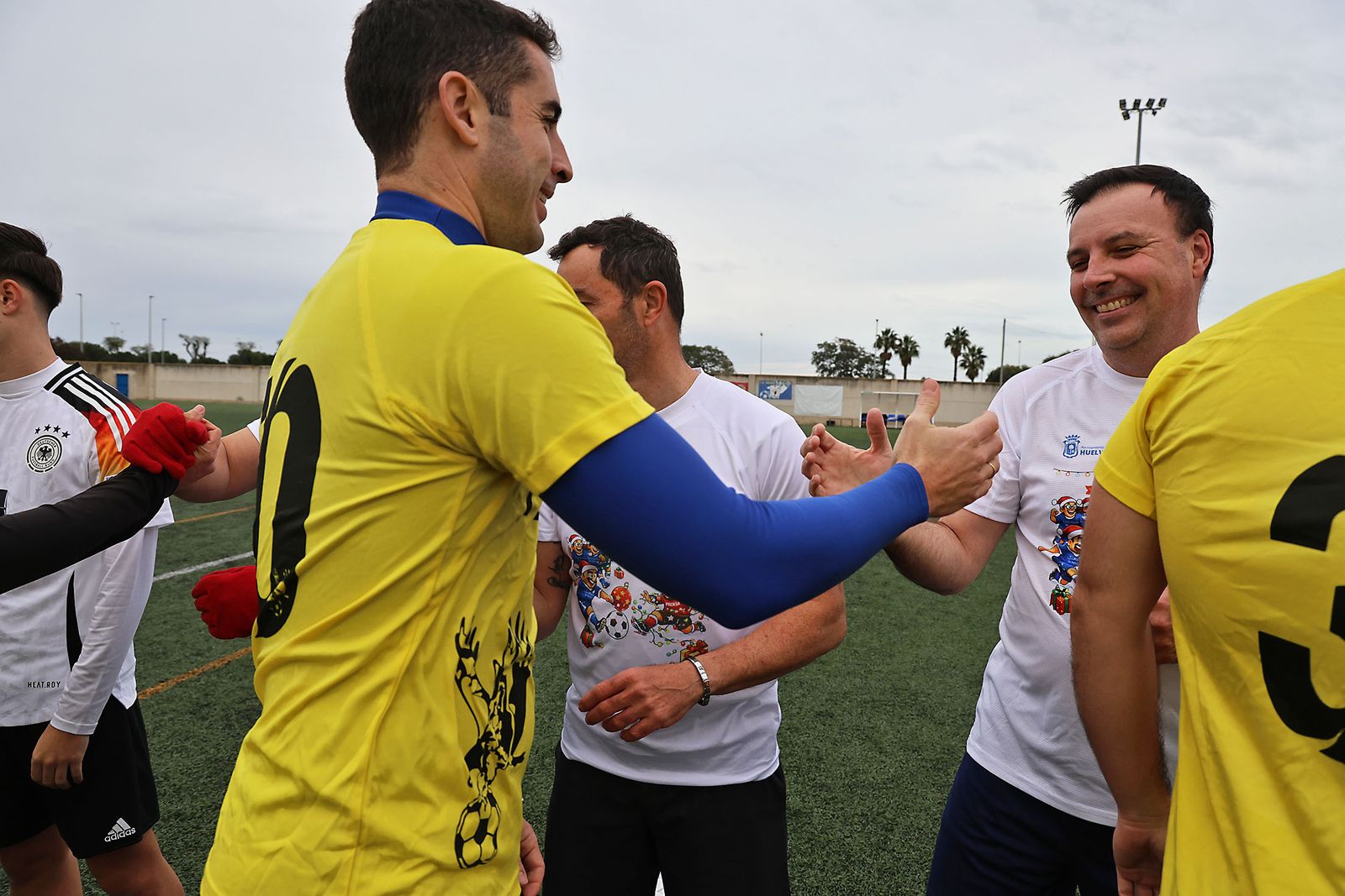 Periodistas y políticos disputan su tradicional partido navideño de fútbol