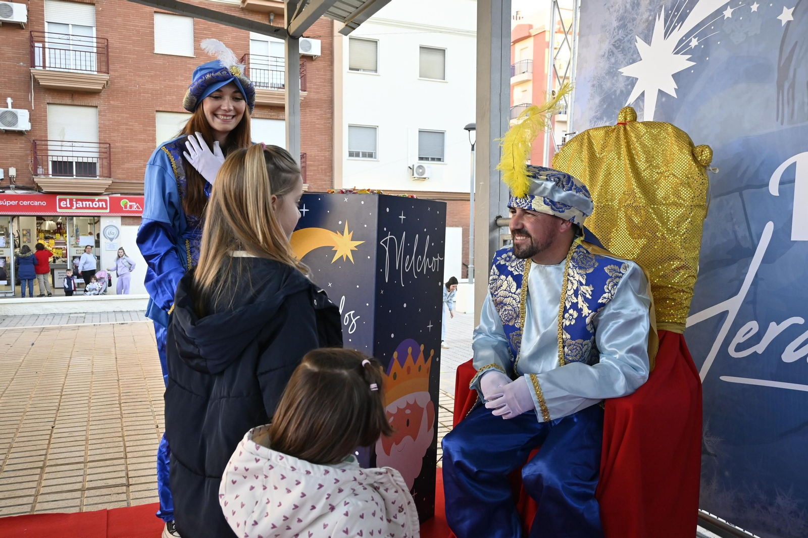 Recogida de cartas del paje real en la plaza Miguel Raya en el Molino, en imágenes