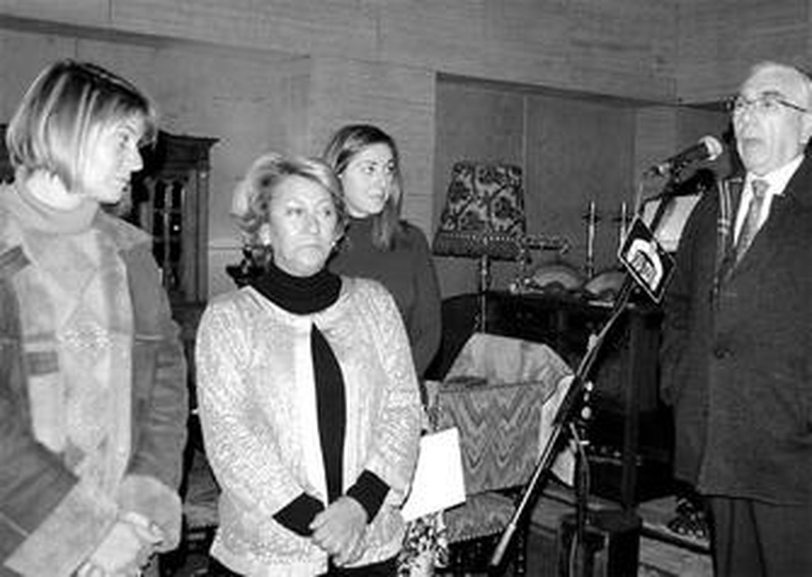 1. Pilar Miranda, Adela Muñoz, Paloma Gallego y Juan Vázquez, en un momento de la inauguración del mercadillo. 2. La cestería y las telas tienen mucho éxito entre el público, los precios son estupendos. 3. Varias decenas de personas disfrutaron ayer de las bondades del zoco solidario. 4. El stand de comercio justo es uno de los más solicitados. 5. Los onubenses son solidarios y esta imagen lo demuestra. 6. La bisutería y las joyas son ideales para hacer regalitos navideños. 7. Se pueden encontrar chaquetas de todos los gustos y colores.