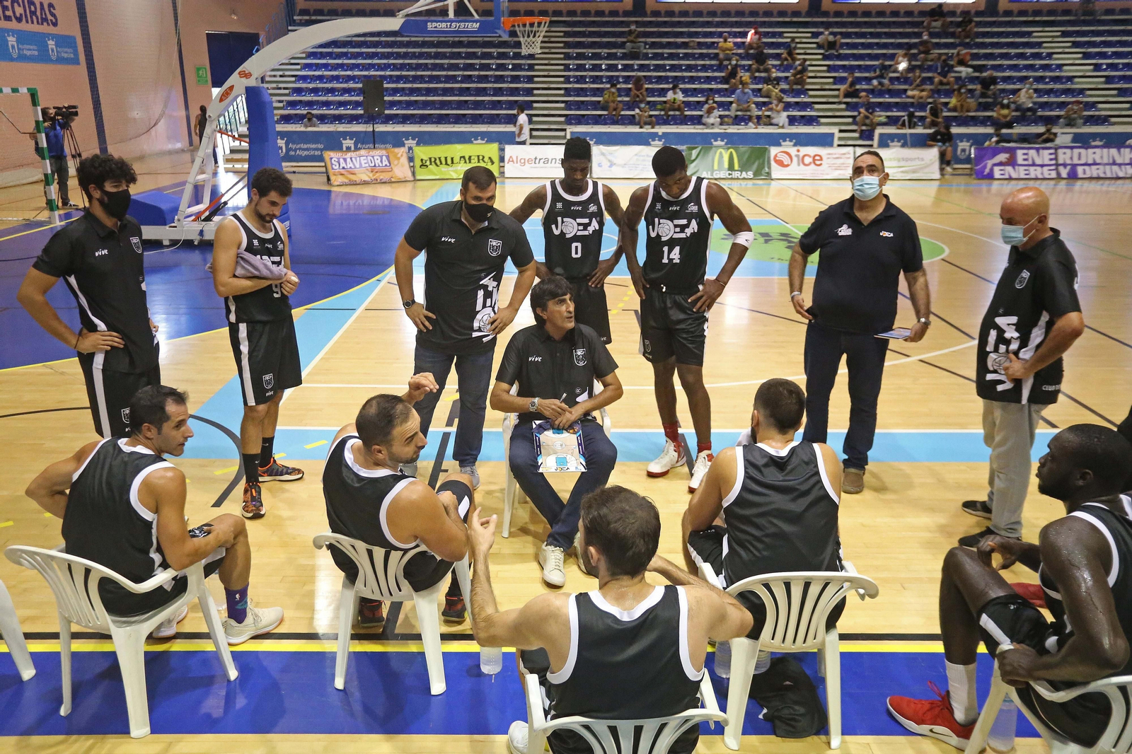 Javi Malla, que se quedó en Algeciras, da instrucciones a sus jugadores