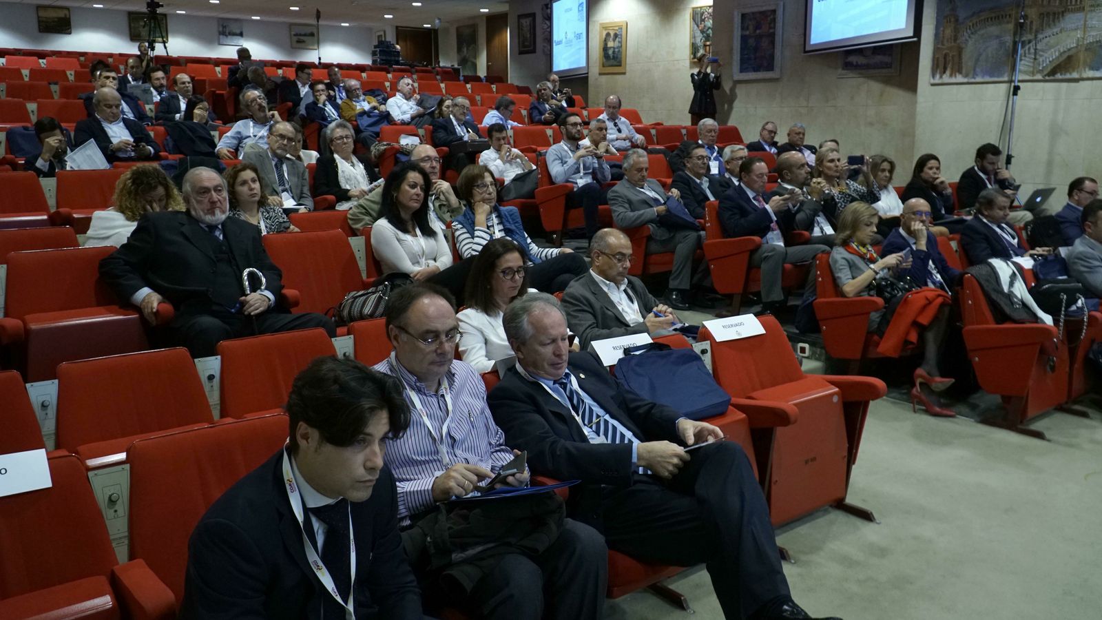 Asistentes al congreso en el Colegio de Médicos de Sevilla.