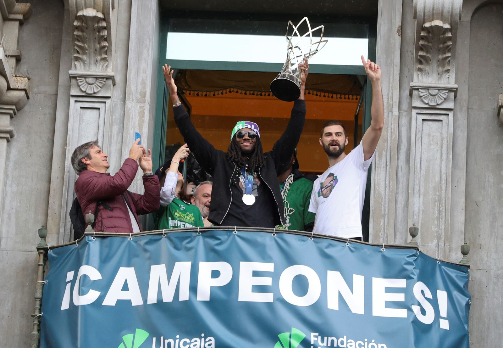 El Unicaja celebra en las calles de Málaga el título de la BCL