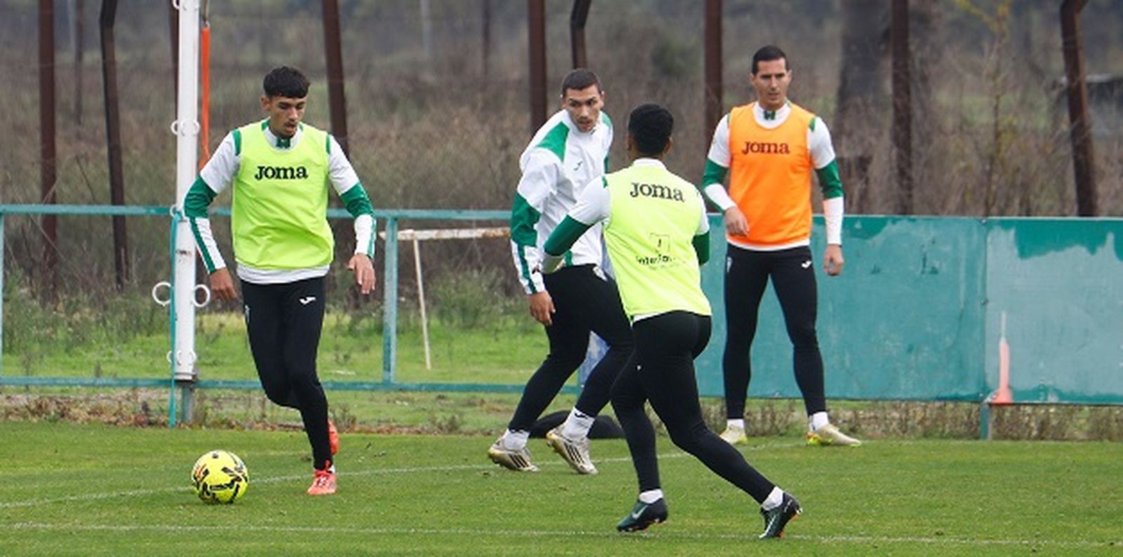 Álex López controla el balón durante un entrenamiento del Córdoba CF.