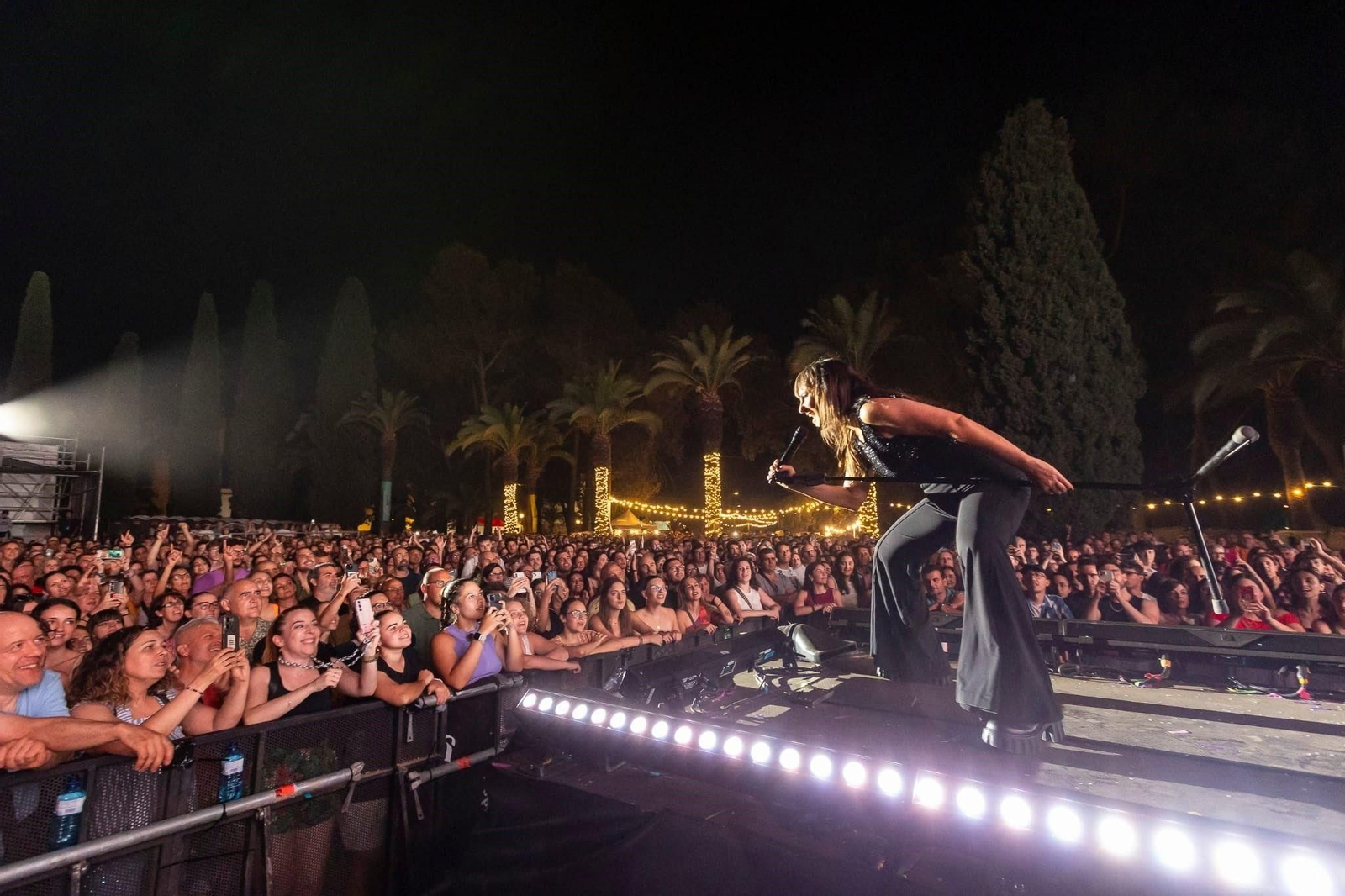 Amaral, cantando ante un público enfervorecido en Badajoz hace unos días.