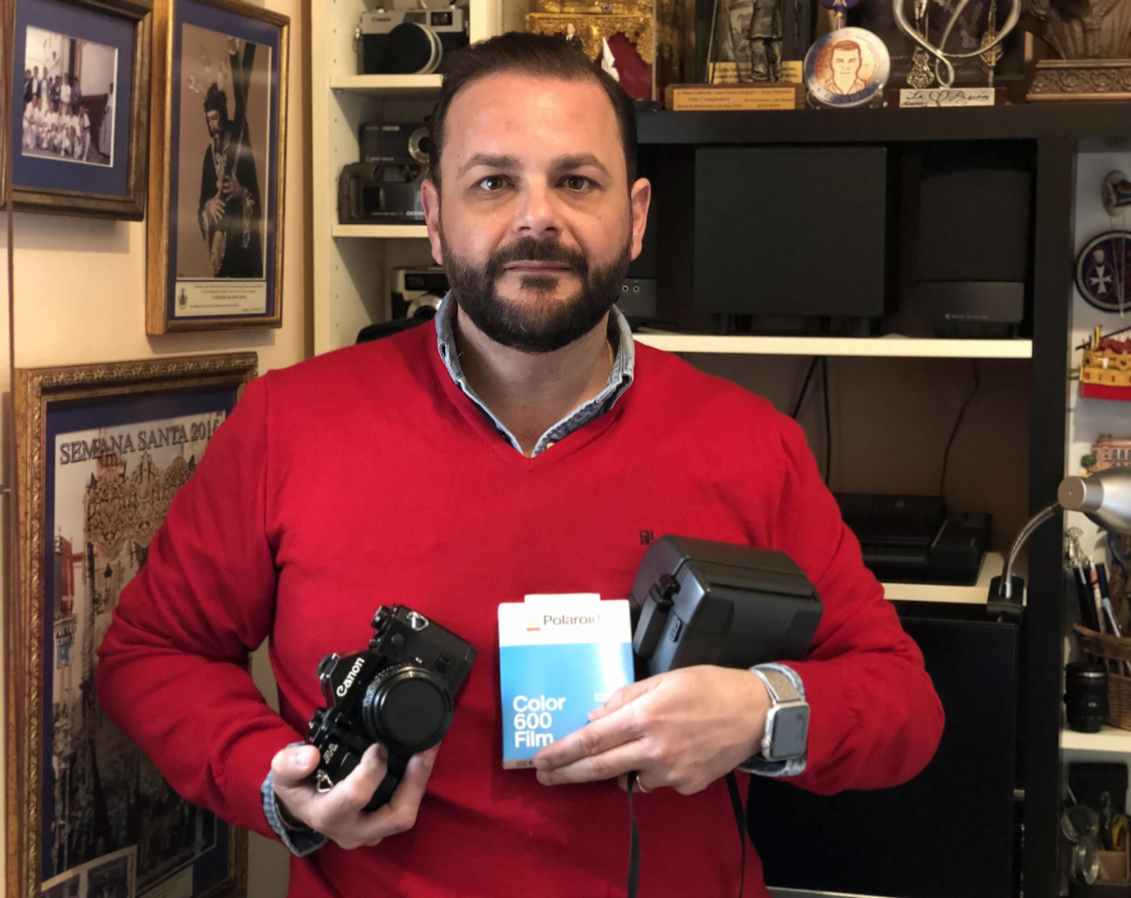 Sebas Gallardo posa en su estudio con cámaras analógicas