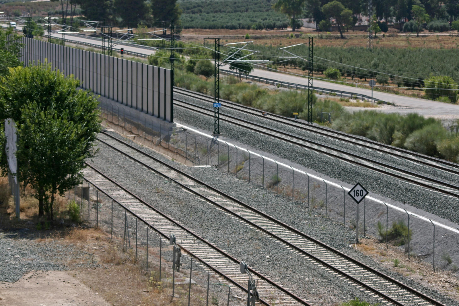 Así está la línea de tren convencional Granada-Bobadilla y algunas estaciones