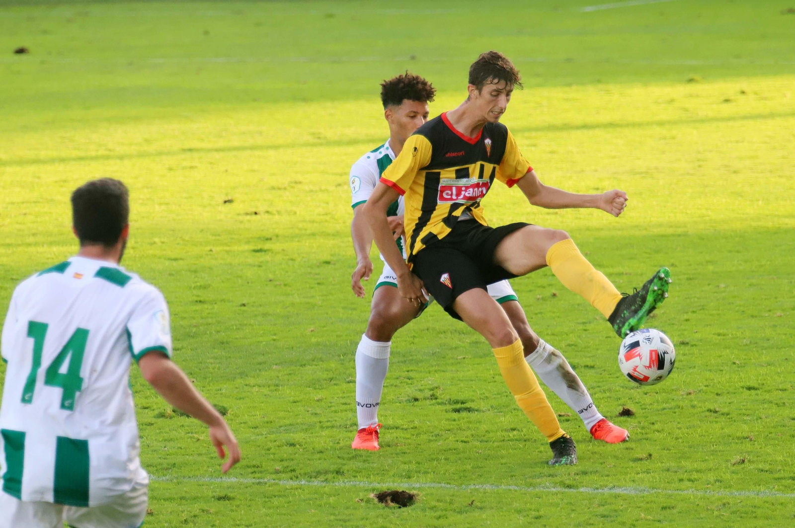 El central del San Roque Antonio López se anticipa a un jugador del filial del Córdoba.