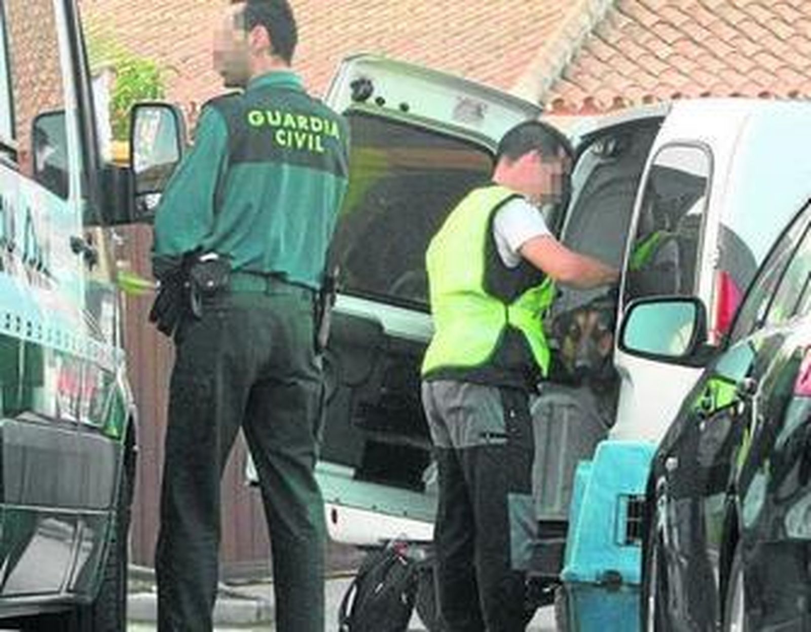 Agentes de la Guardia Civil, durante un registro.