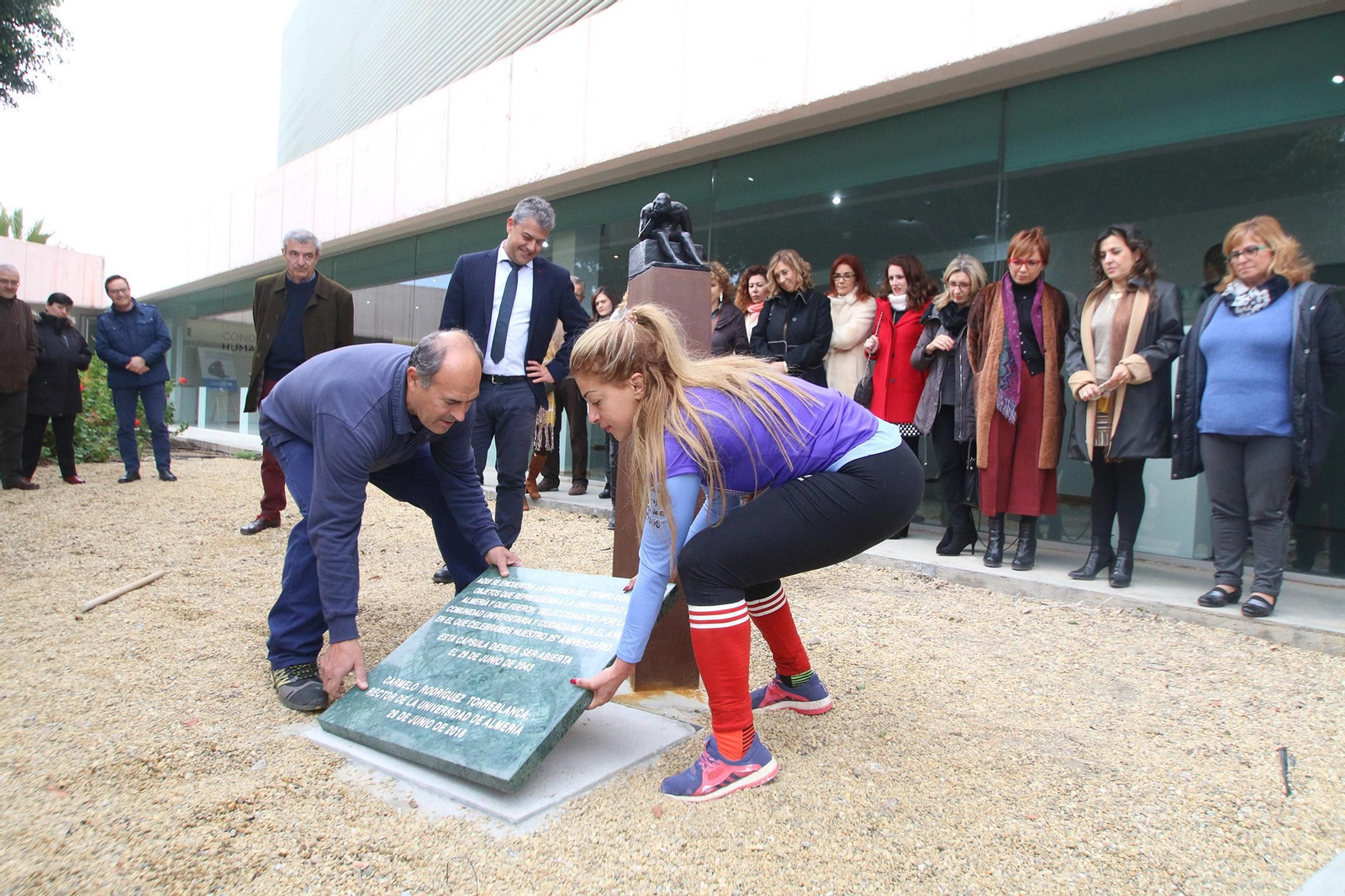 Una Cápsula del Tiempo para abrir dentro de 25 años cierra el aniversario de la Universidad