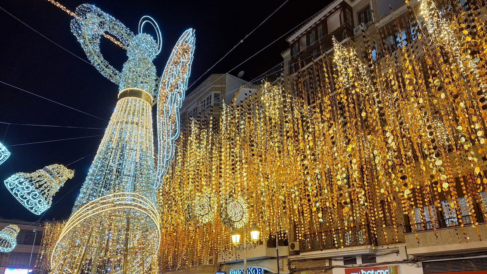 Uno de los ángeles gigantes que dan contraste al alumbrado de Puente Genil.