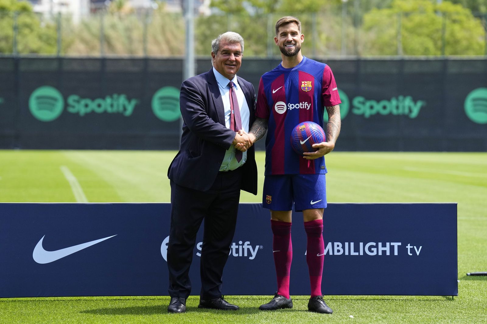 Iñigo Martínez, en su presentación como jugador del FC Barcelona, junto al presidente del club, Joan Laporta.