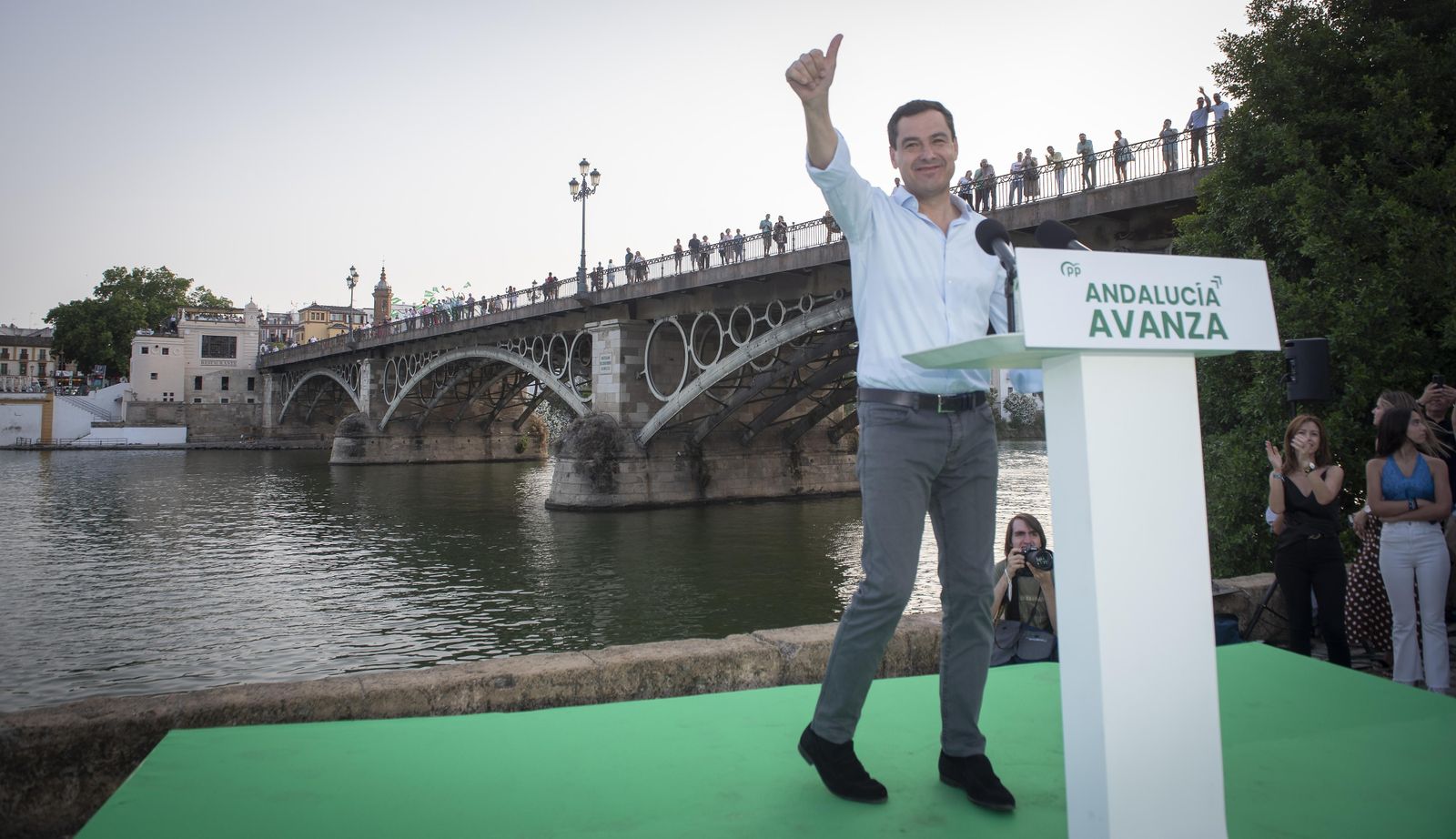 Juanma Moreno saluda al llegar al acto de cierre de campaña en Sevilla.