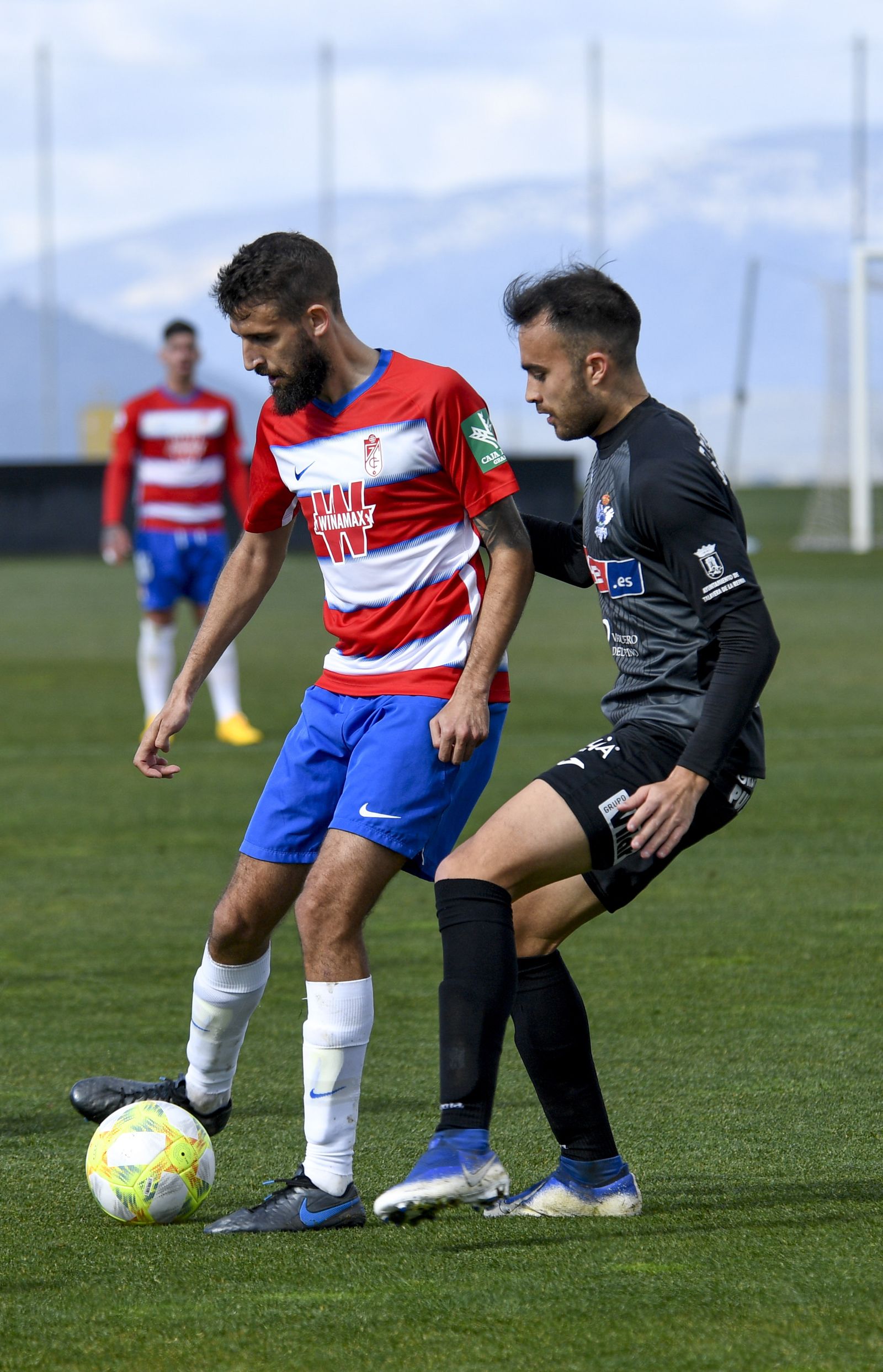 Sergio Parla protege el balón ante la presión de un rival
