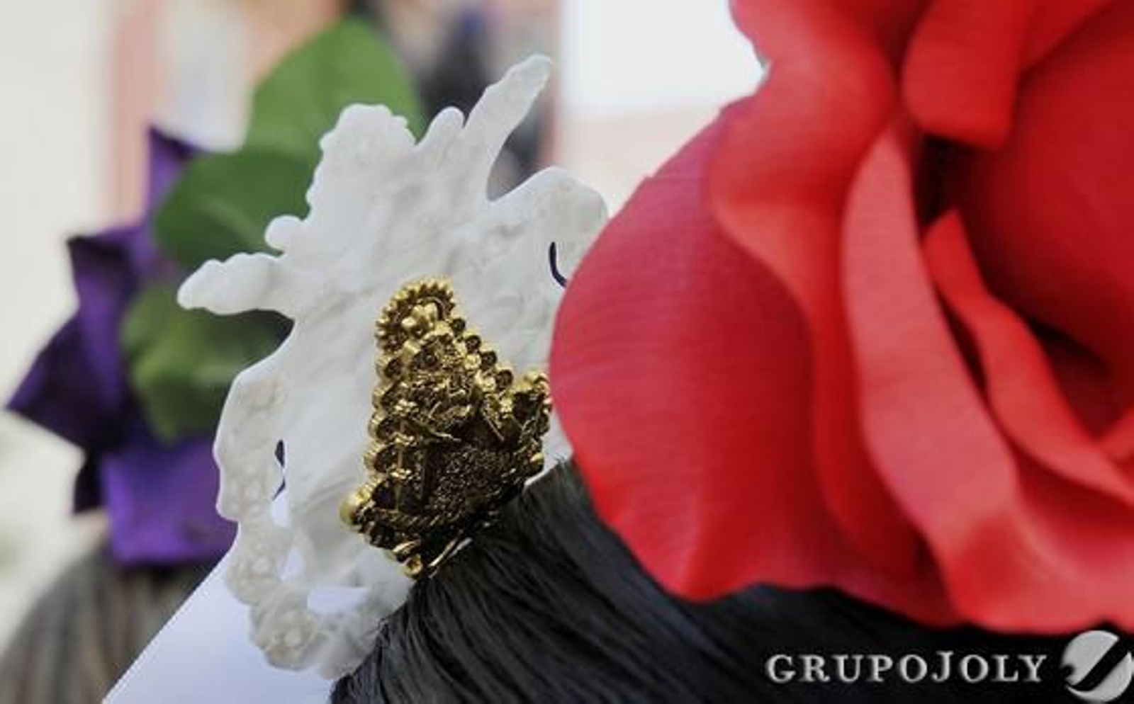 Detalle de una peina con la silueta de la Virgen del Rocío.

Foto: Juan Carlos Vázquez