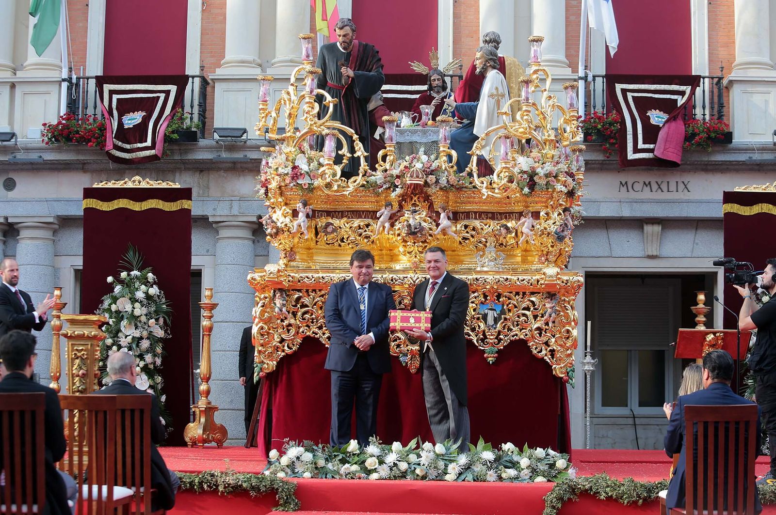 Imágenes de la imposición de la Medalla de Oro de Huelva al Cristo del Amor