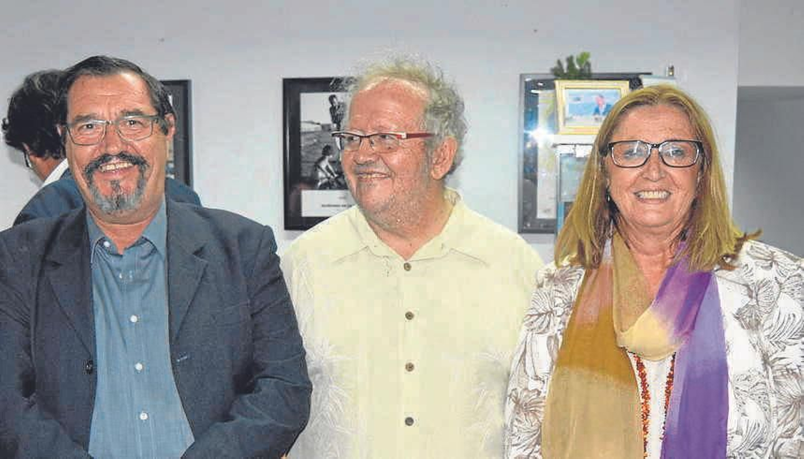Eulogio García Romero, Juan José Téllez y Ana de Ory, tras la entrega de los premios en el Espacio Literario Fernando Quiñones.