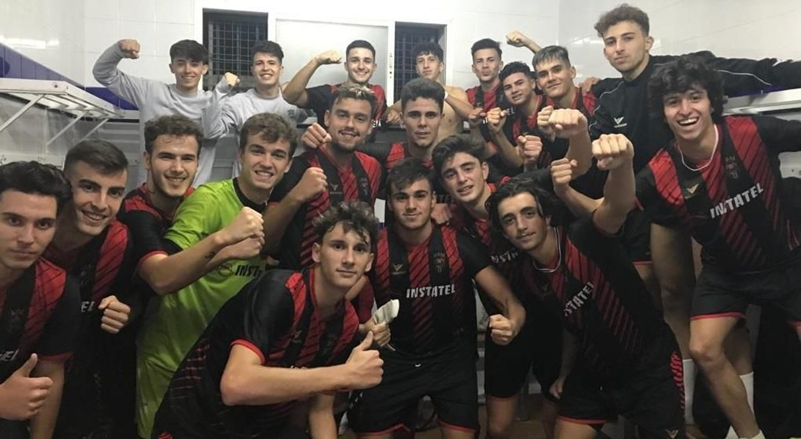 Los jugadores del Séneca celebran su triunfo en Castilleja.