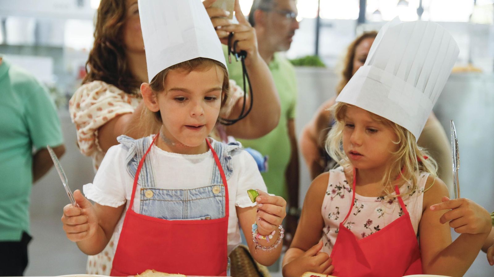 Las imágenes del taller infantil de cocina en el mercado de Almería