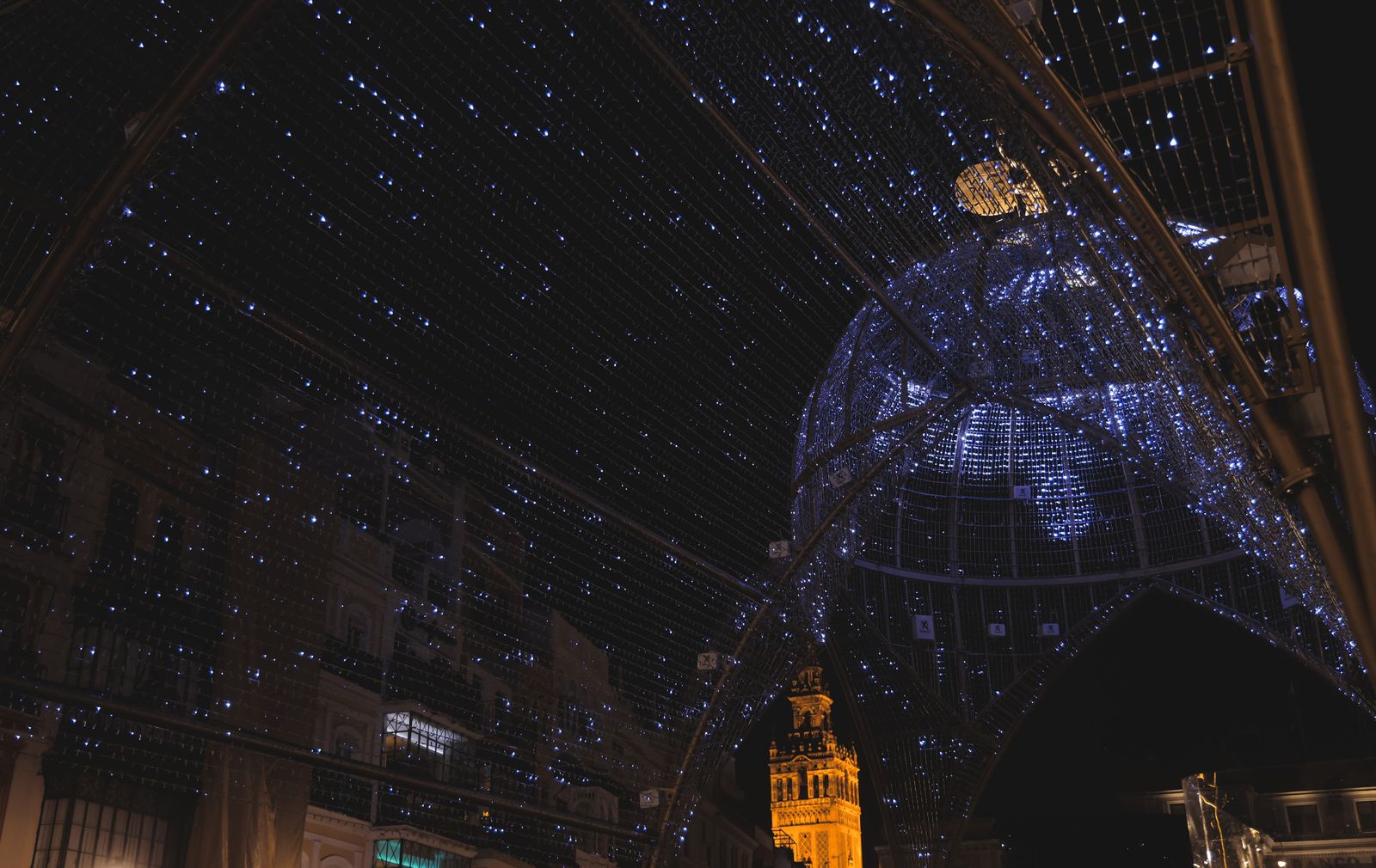 La catedral de luces de Sevilla, en imágenes