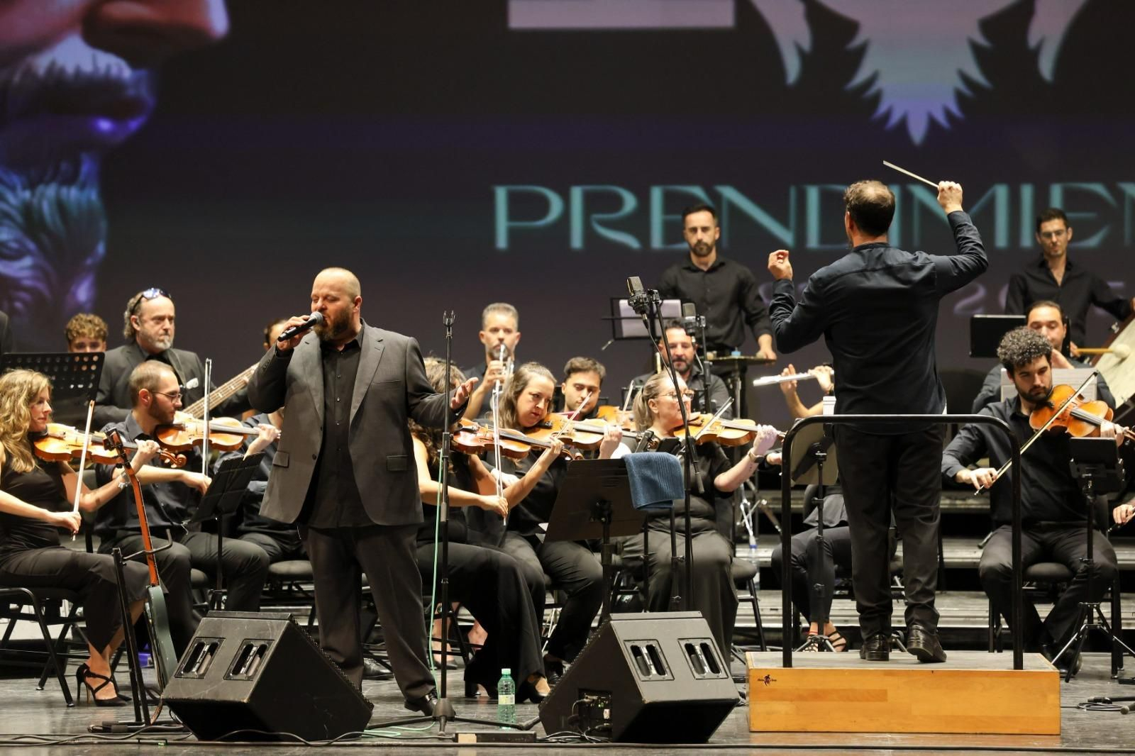 El concierto de David Barrull y la Orquesta Sinfónica de Triana en el Teatro Cervantes, en imágenes