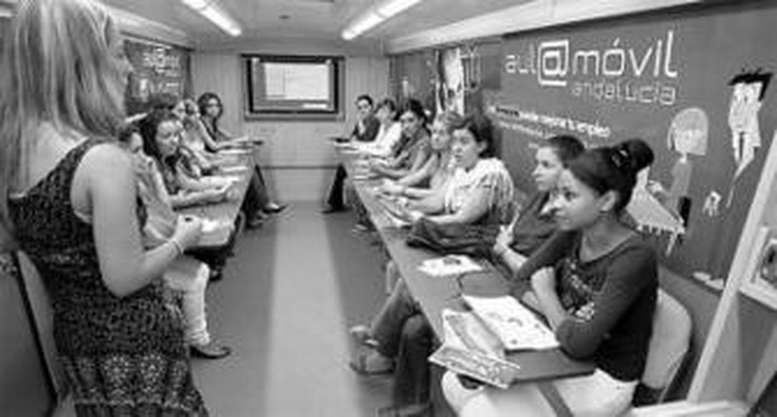 Un grupo de azafatas reciben instrucciones ayer en el 'Aulabús'.