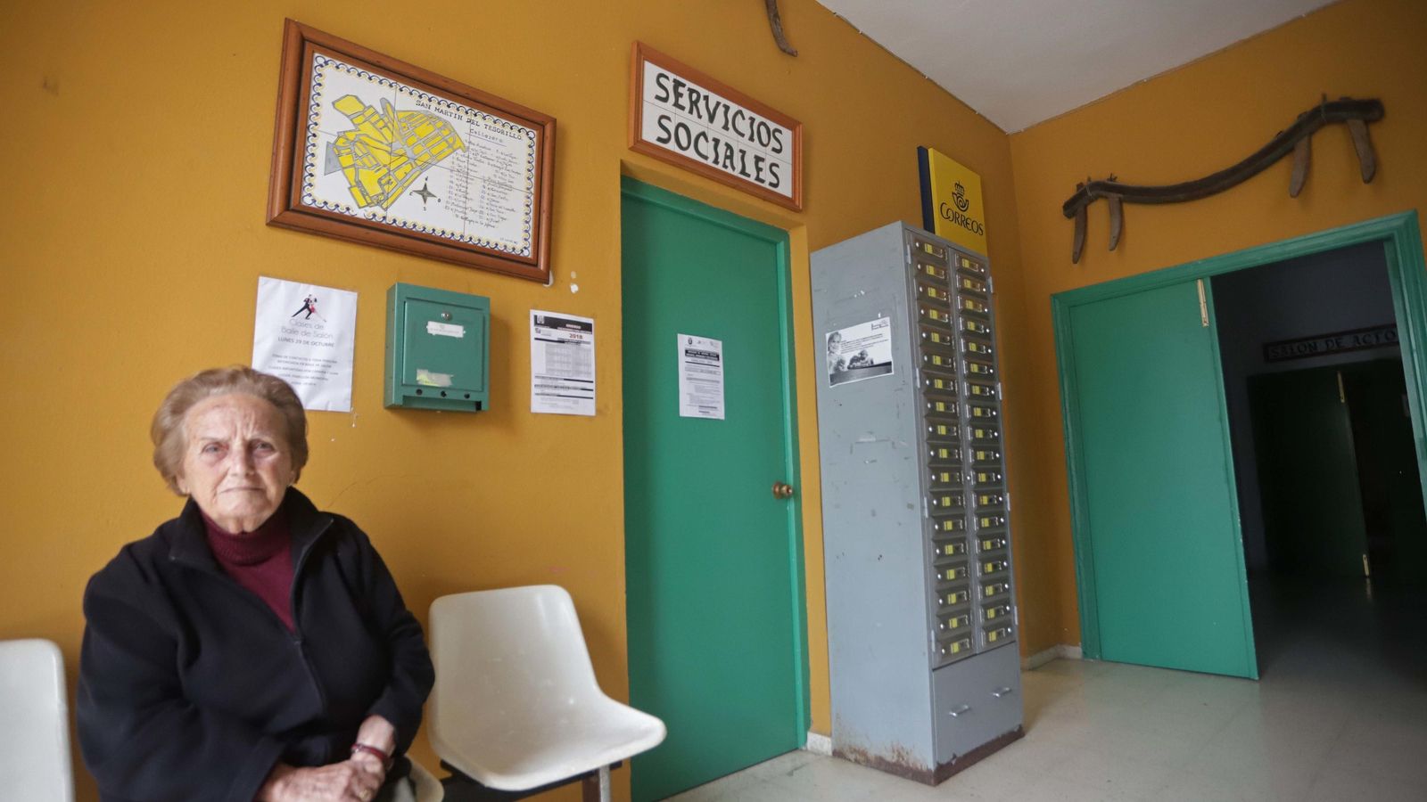 Una mujer espera su turno para ser atendida en la sede de la todavía ELA de Tesorillo.