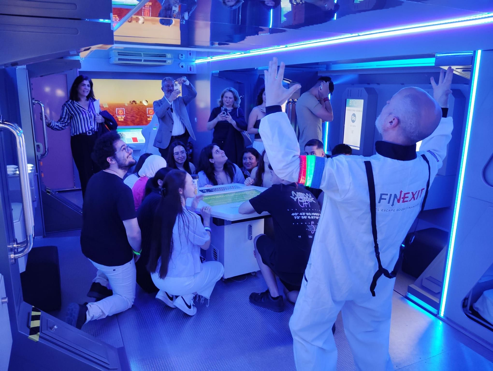 Alumnos en el interior de Finexit.