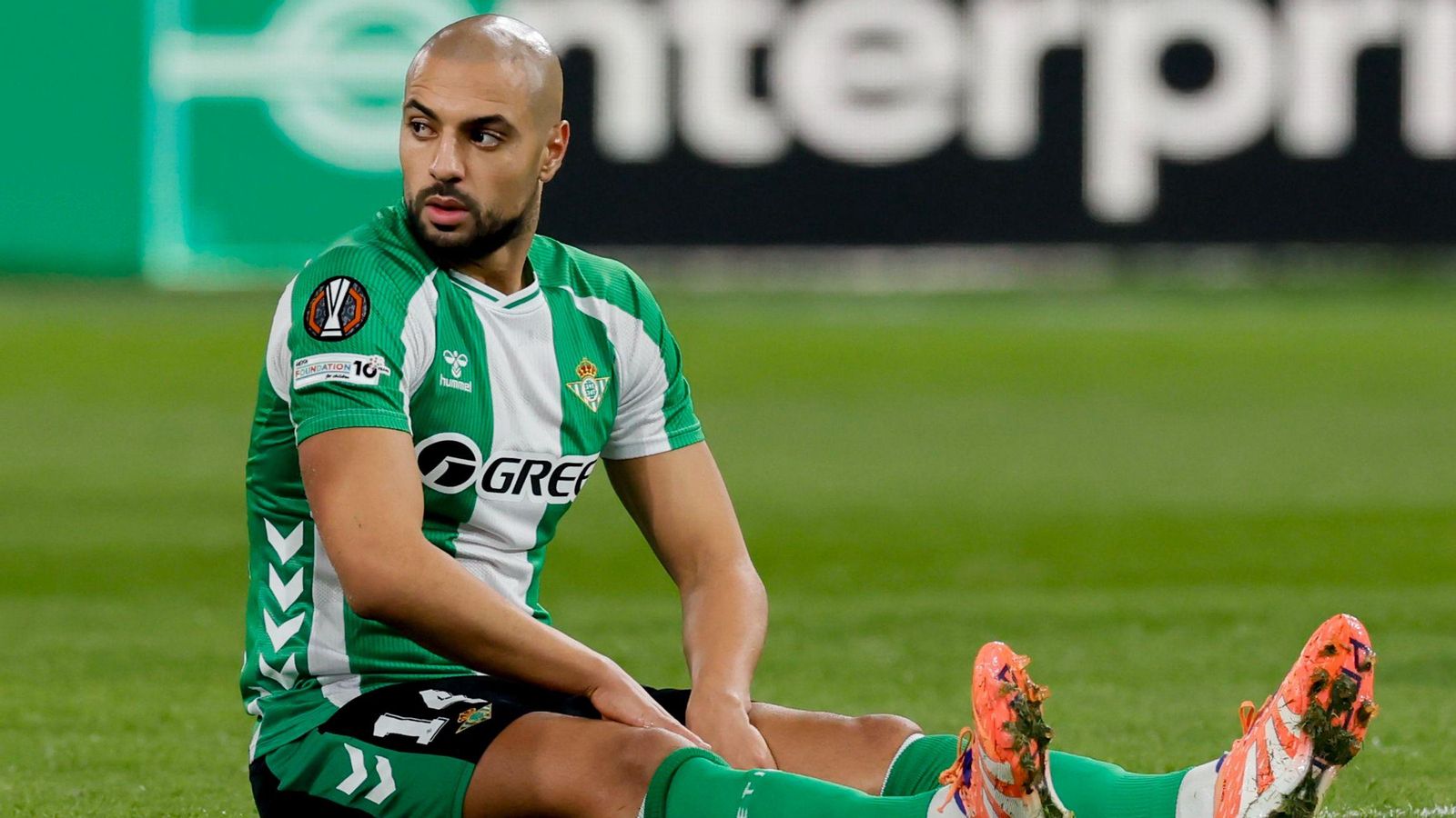 Amrabat, en el suelo lesionado tras el golpe con Isco durante el partido contra el Utrecht.