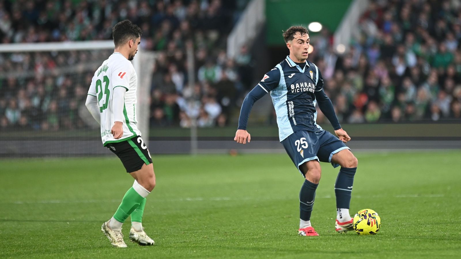 Goti conduce el balón en el Racing de Santander-Córdoba CF del pasado domingo.