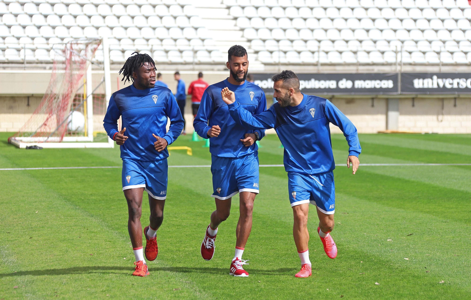 Pablo de Castro corre flanqueado por Karim y Choco, antes del confinamiento.