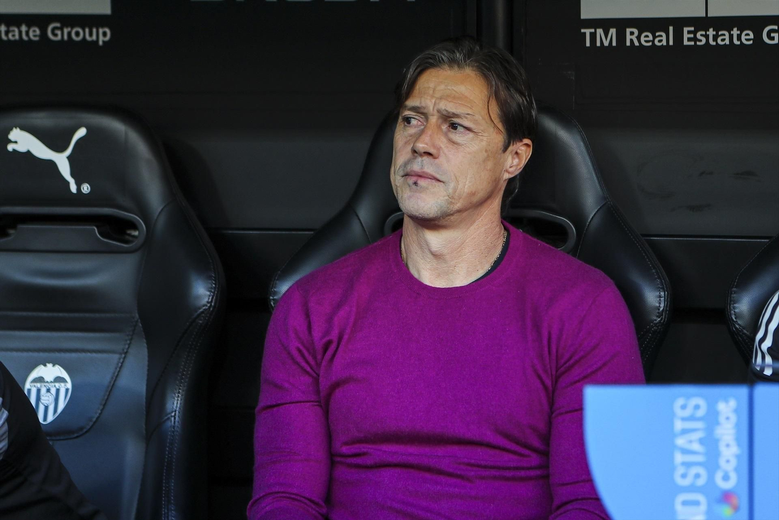 Almeyda, meditabundo en el banquillo de Mestalla.