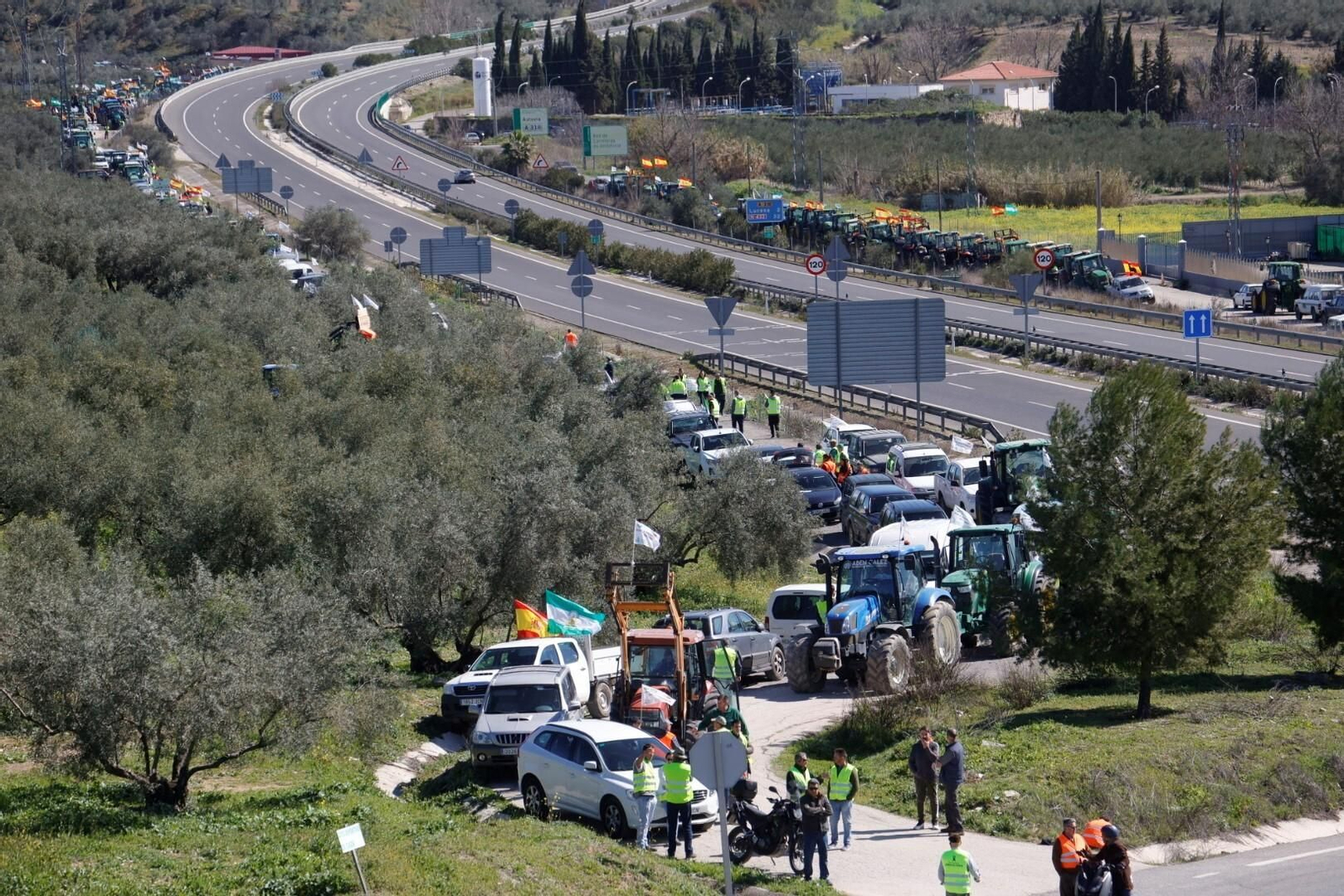 Los agricultores cortan la A-45 en Lucena, en imágenes