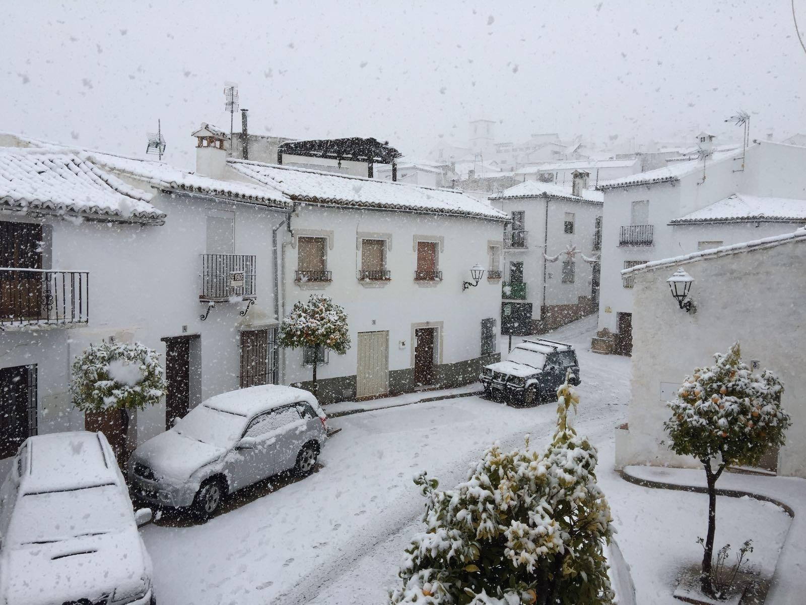 Una de las calles de Cartajima bajo la intensa nevada.