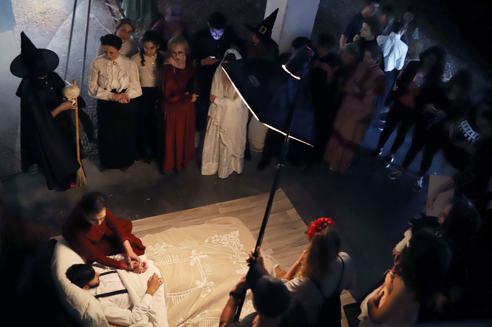 La Escuela de Arte celebra Halloween con una terrorífica sesión de fotos