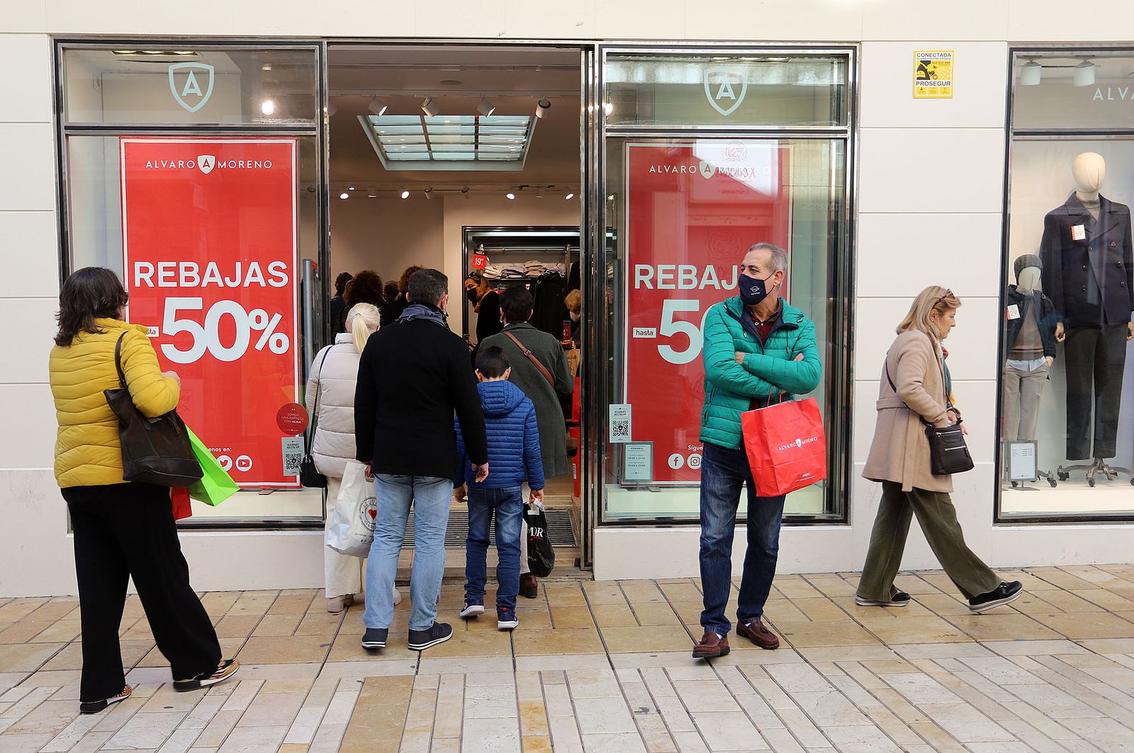 Imágenes del ambiente de rebajas por las calles del centro