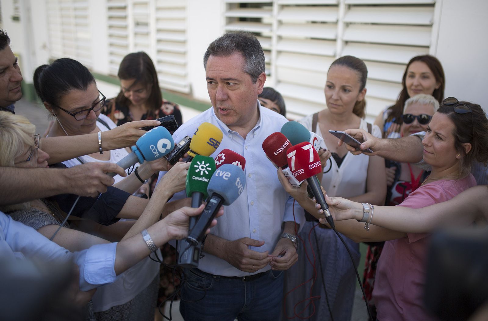 Juan Espadas a la salida del colegio electoral