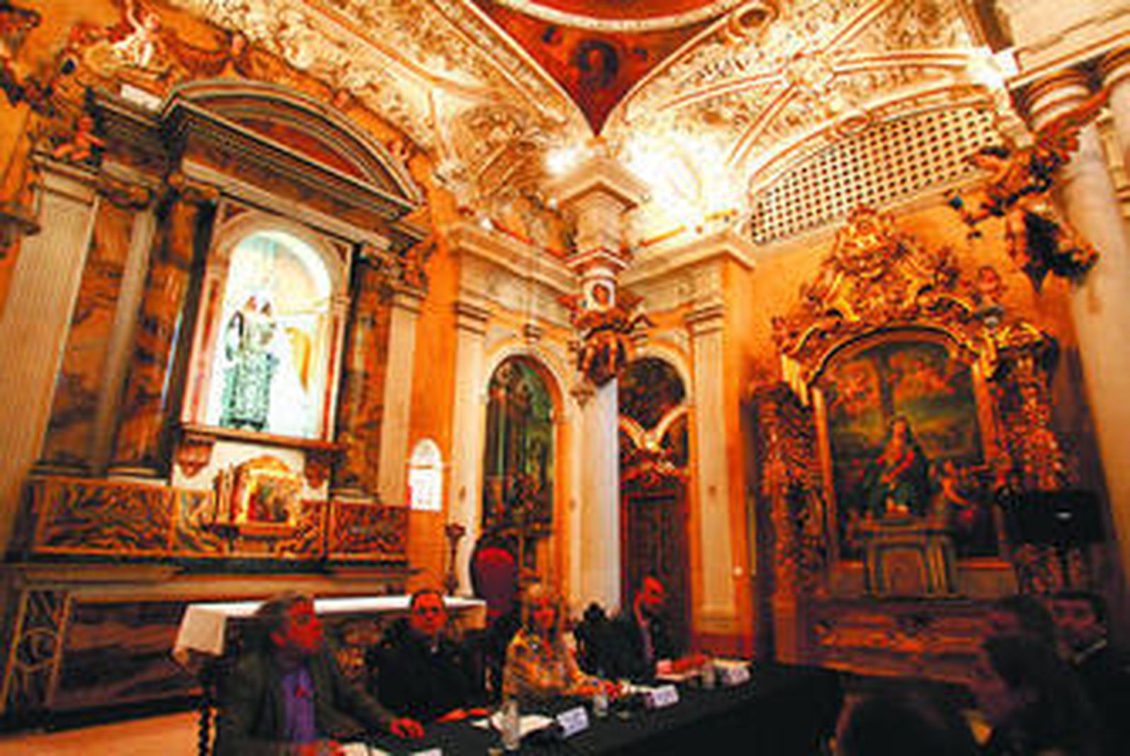 (De izq. a dcha.) Enrique Valdivieso, Guillermo Domínguez, Concha Badiola y José Carlos García Solano, durante el acto de presentación de la capilla a los medios.