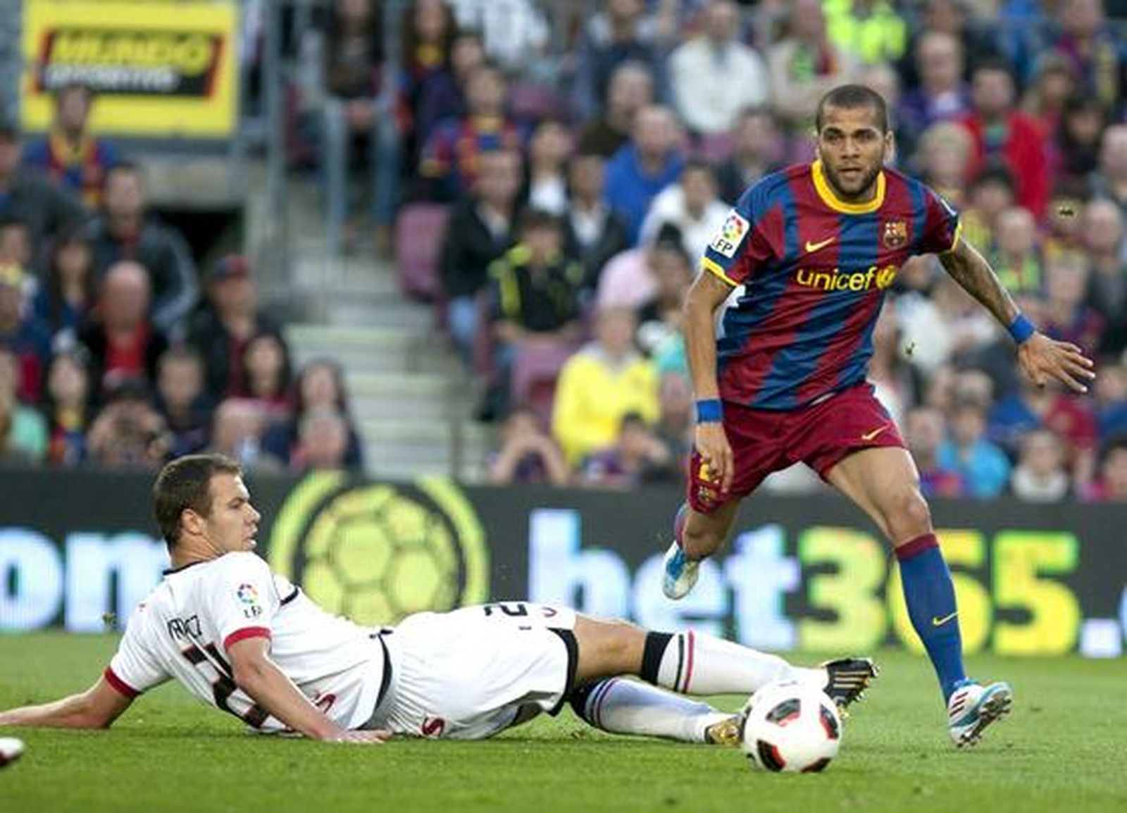 El Barcelona gana con facilidad a Osasuna (0-2) en el Camp Nou. / EFE
