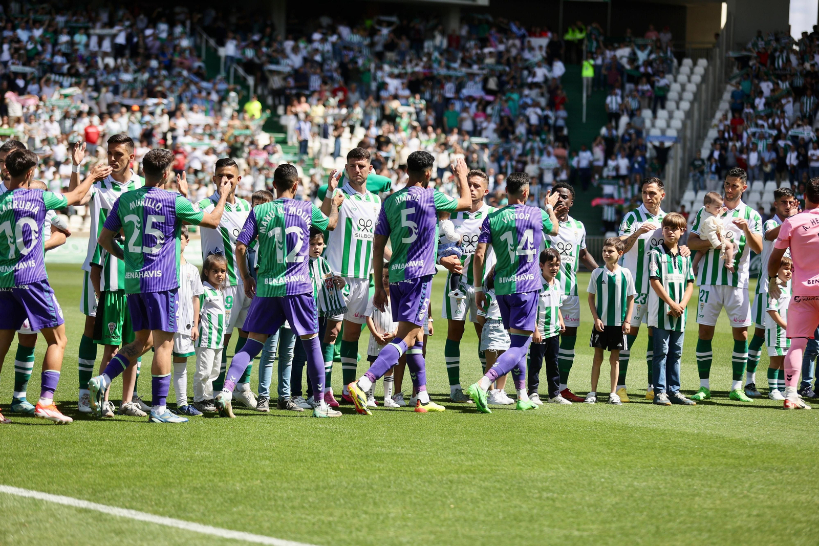 Saludo entre jugadores del Córdoba  y el Málaga CF