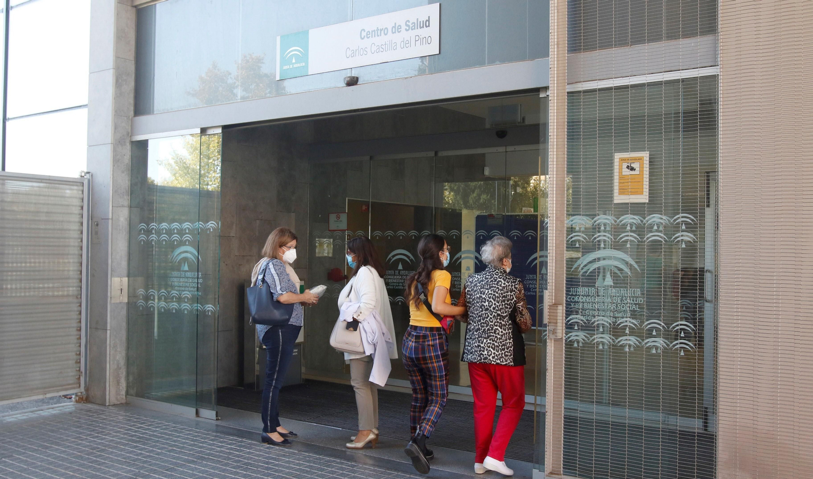 Varias personas, en la entrada al centro de salud Carlos Castilla del Pino.
