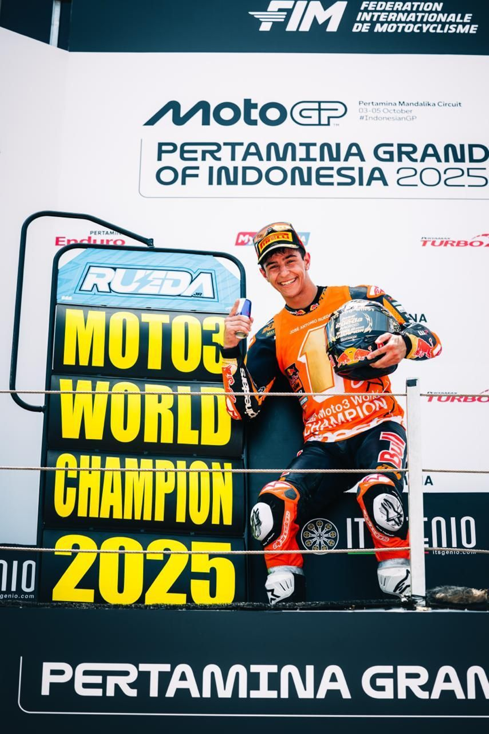 El piloto sevilano celebra el título en el podio de Mandalika.