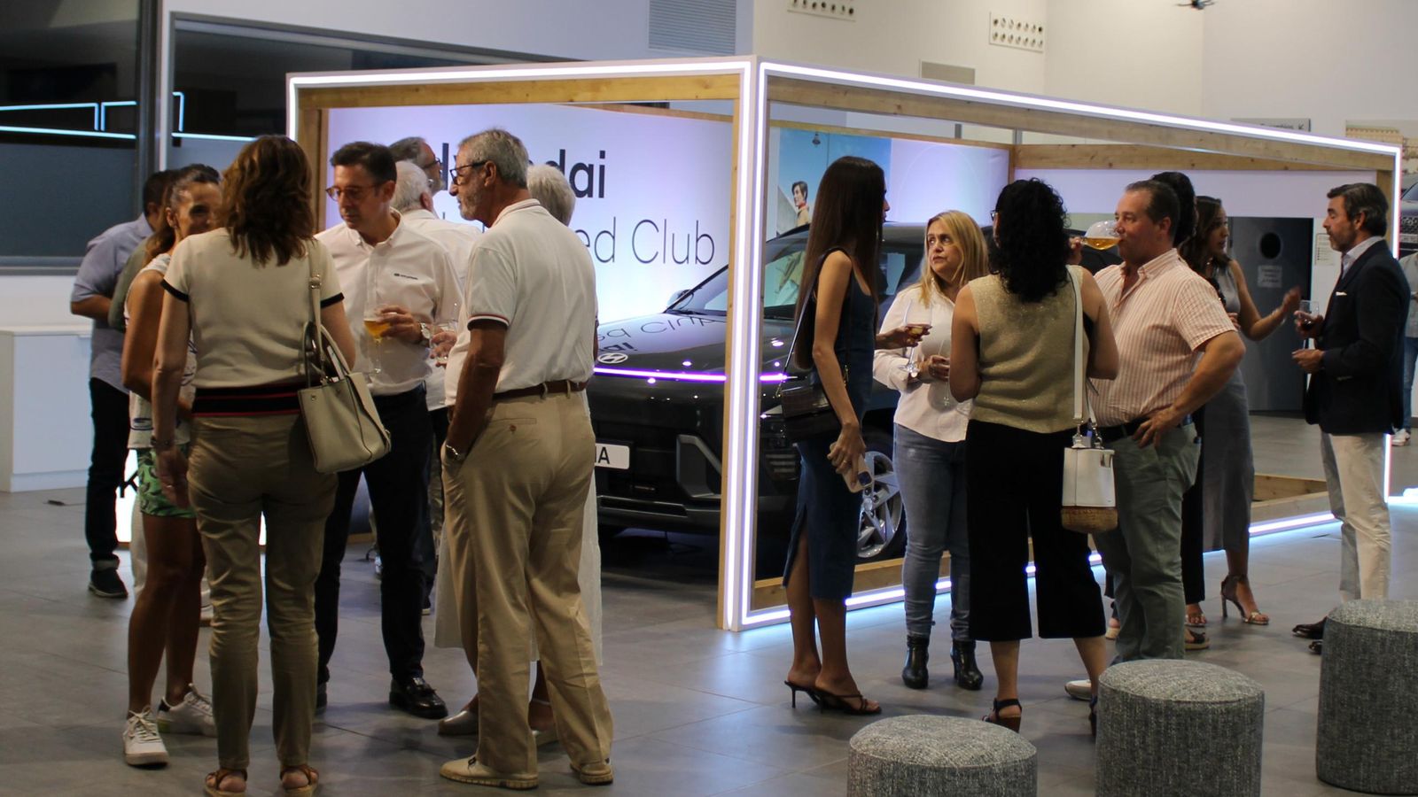 Los asistentes a la presentación del Hyundai Kona en Sevilla recibieron su membresía como socios del Hyundai Unlimited Club.