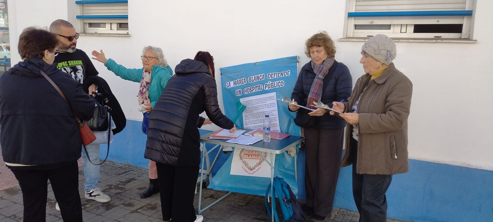 La mesa informativa celebrada este martes a las puertas del centro de salud Pinillo Chico.