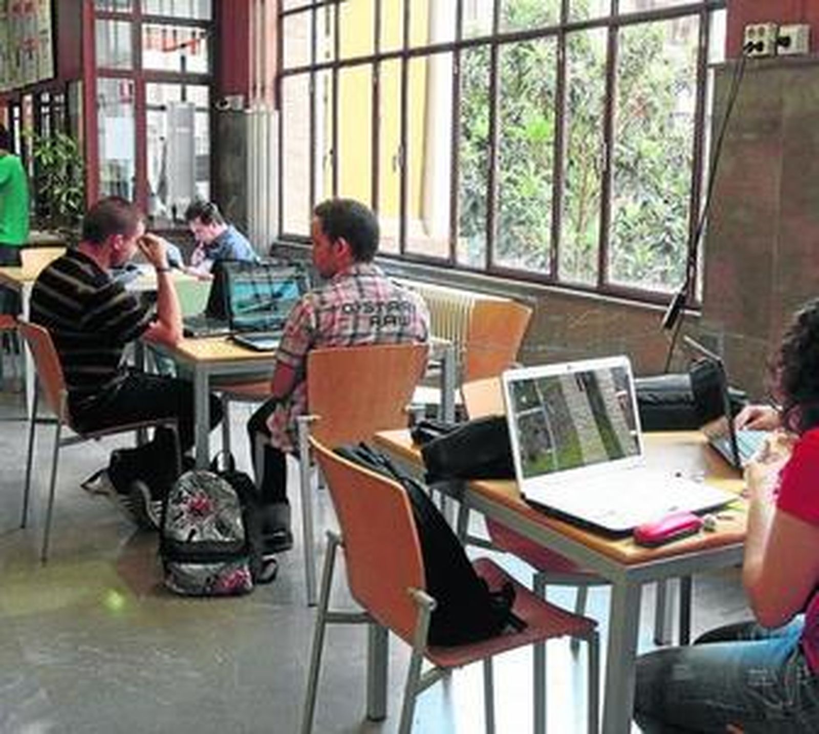 Estudiantes de la Universidad de Granada trabajan en áreas comunes de la institución.