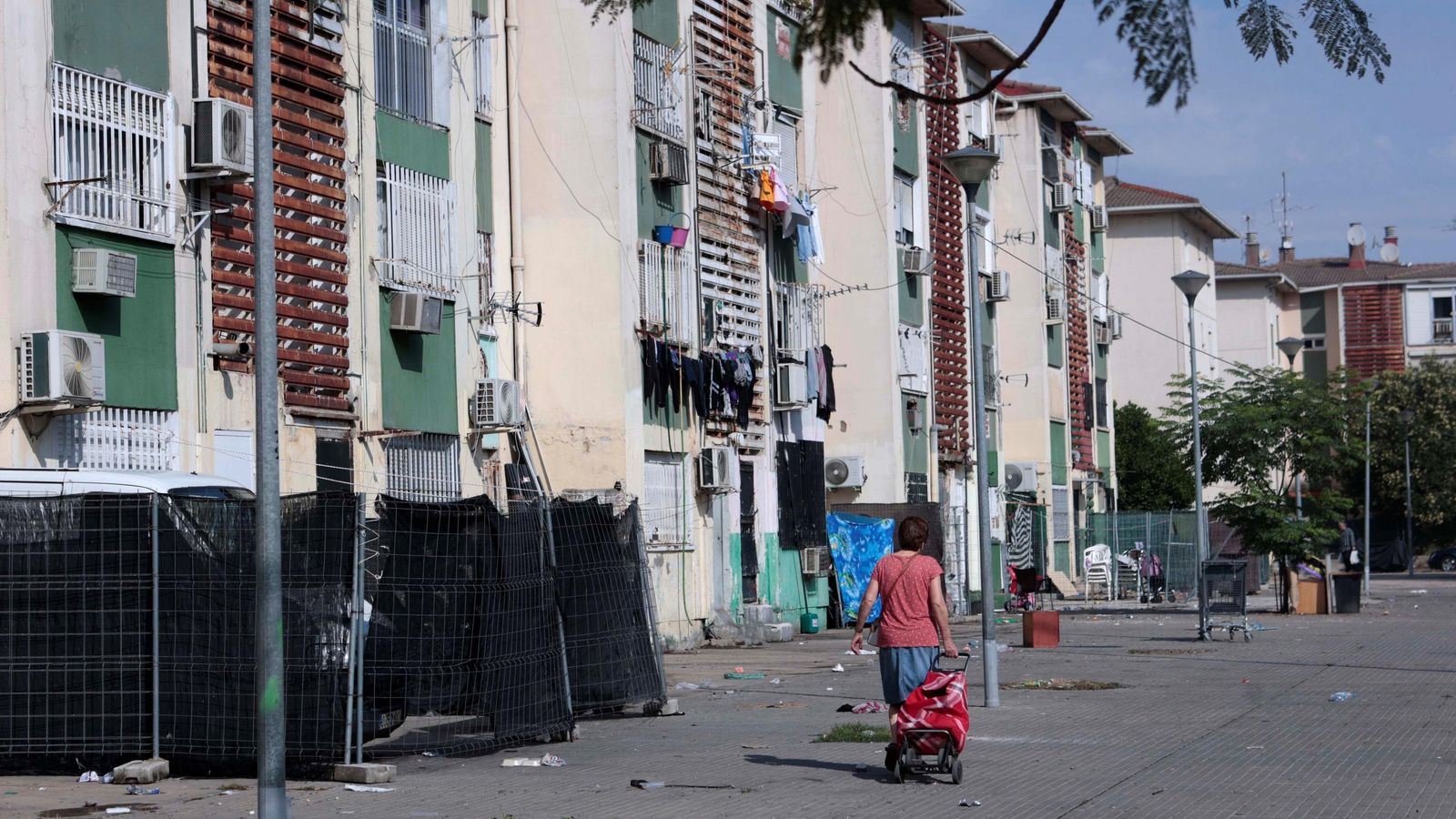 Una mujer pasa ante los bloques de los Verdes.
