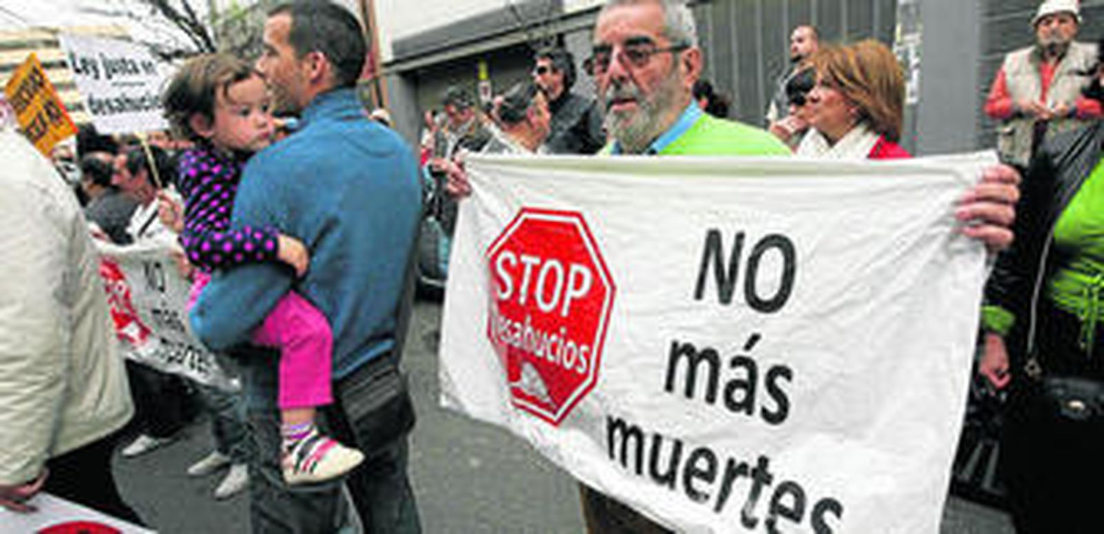 Un grupo de personas durante una manifestación contra los desahucios.