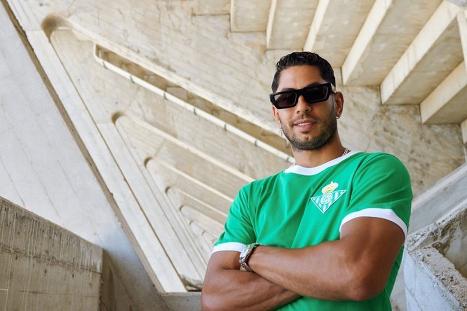 Ayoze posa en el Benito Villamarín.